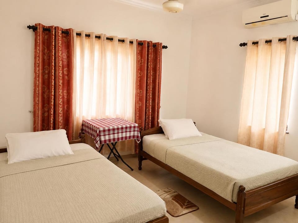 Bed, Photo of the whole room, Bedroom, air conditioner