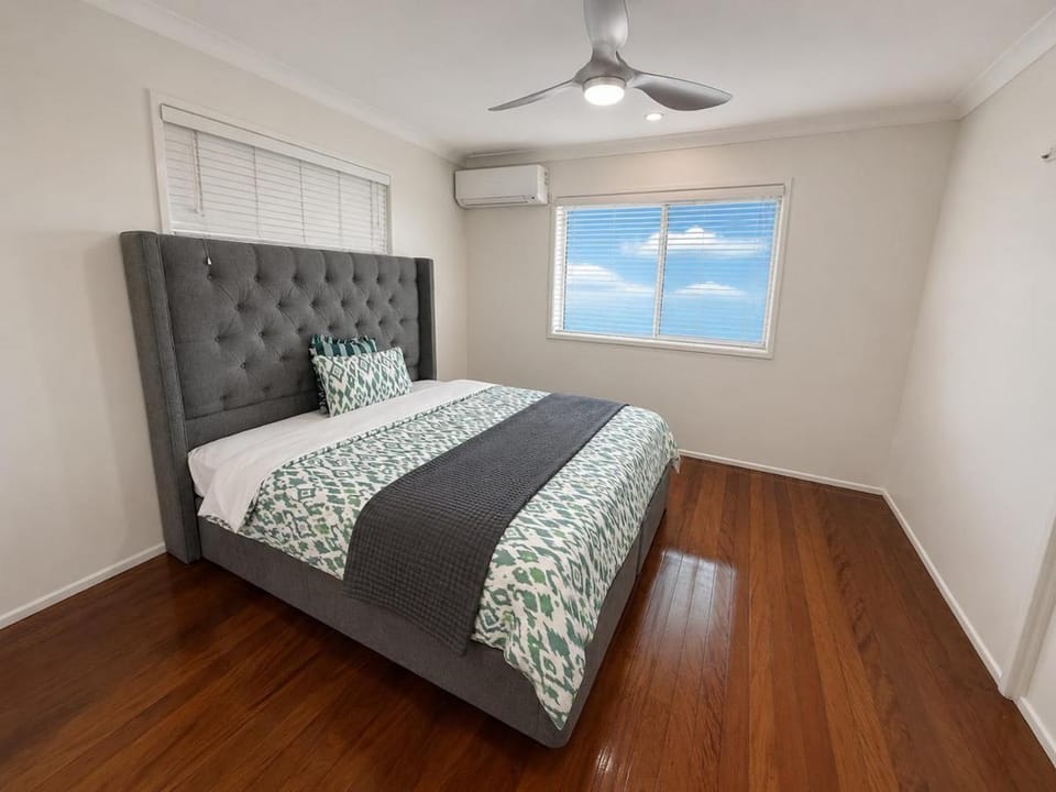 Entire house with 7BR 2 livings in top location House in Brisbane