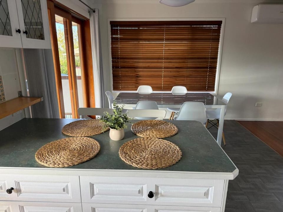 Entire house with 7BR 2 livings in top location House in Brisbane