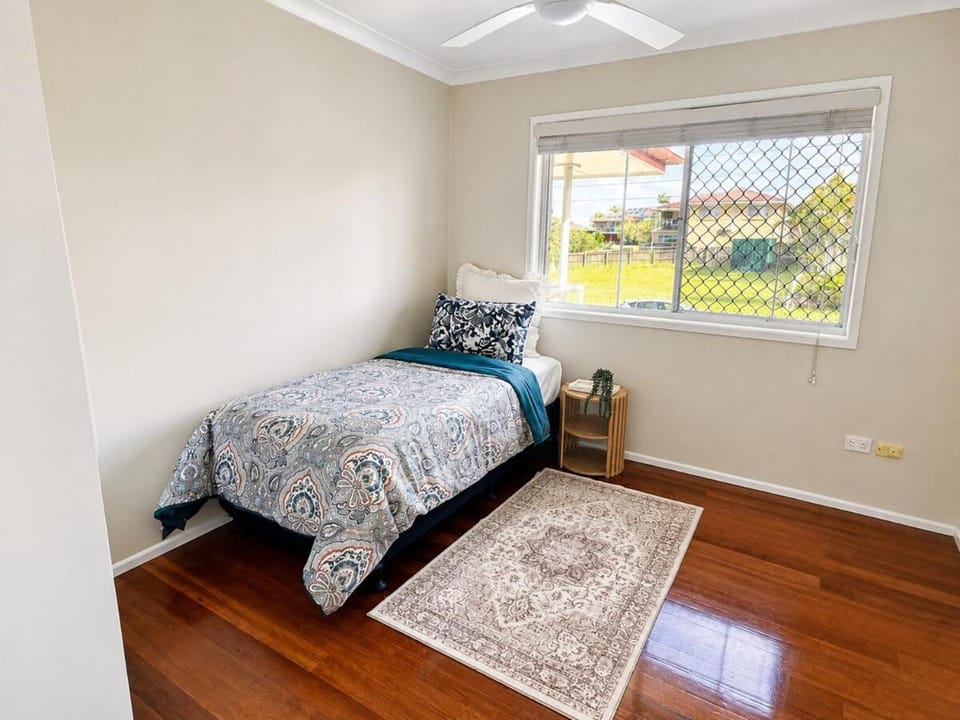 Entire house with 7BR 2 livings in top location House in Brisbane