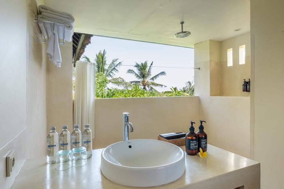 Shower, Toilet, Property building, Bathroom