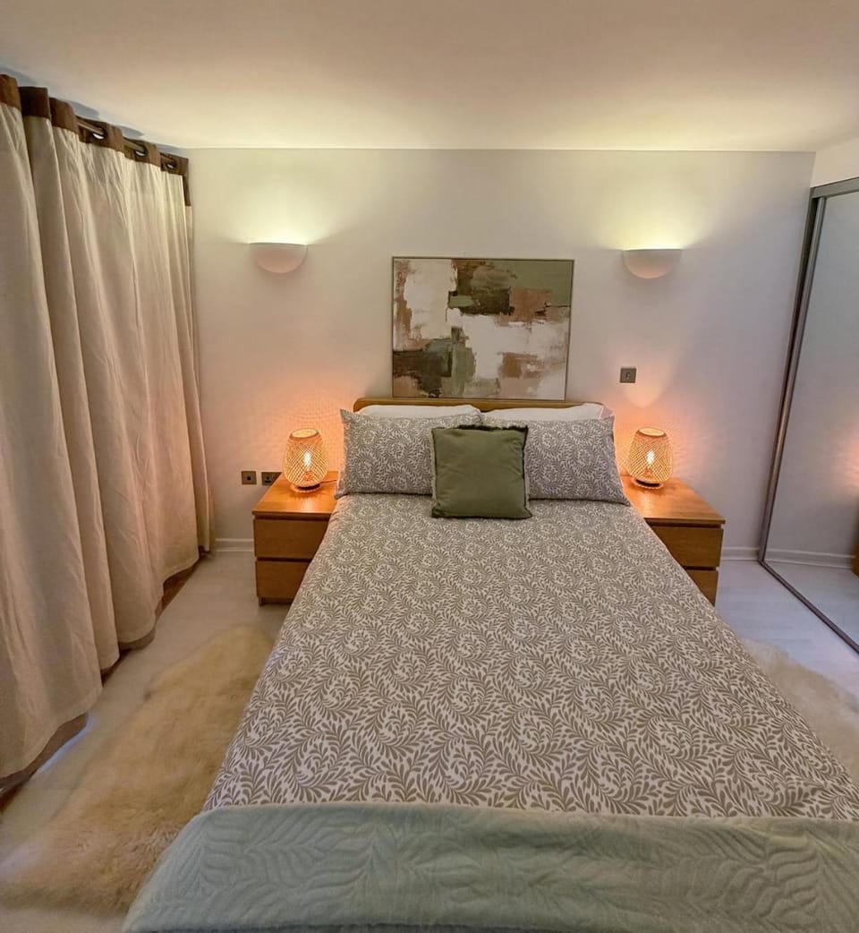 Stylish City Centre Stay w Balcony & Skyline Views Apartment in Leeds