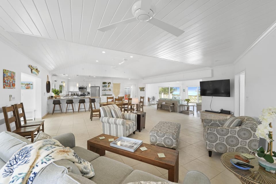 Outer Reef - Newly Remodeled Beachfront House, Walk Rest Bar home House in North Eleuthera