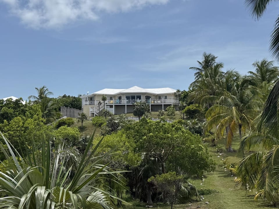 Outer Reef - Newly Remodeled Beachfront House, Walk Rest Bar home House in North Eleuthera