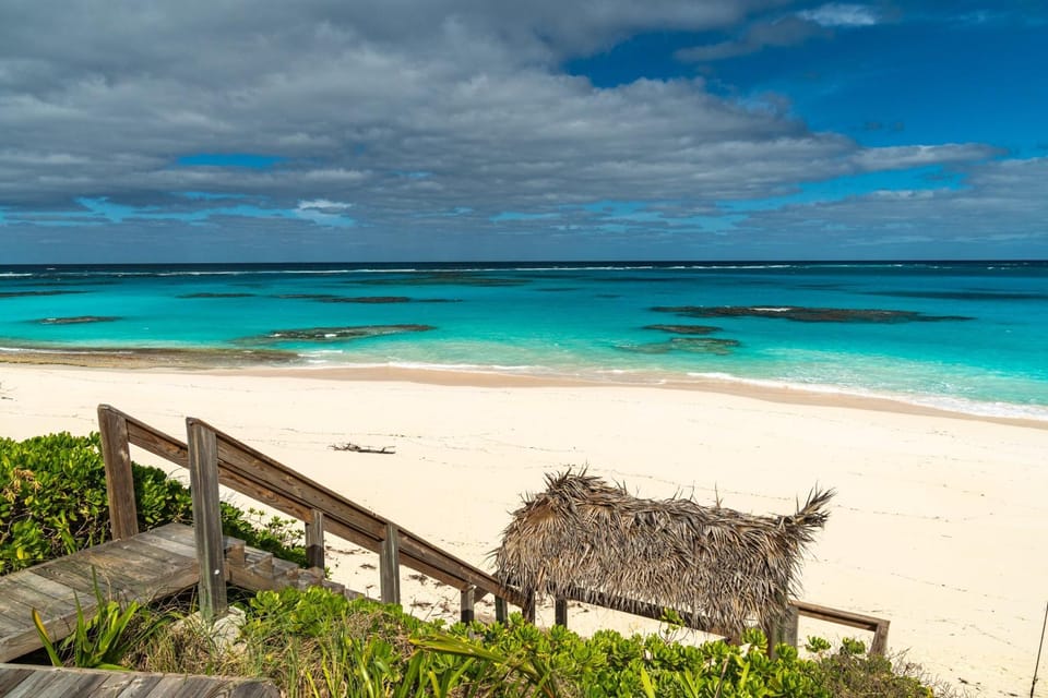 Outer Reef - Newly Remodeled Beachfront House, Walk Rest Bar home House in North Eleuthera