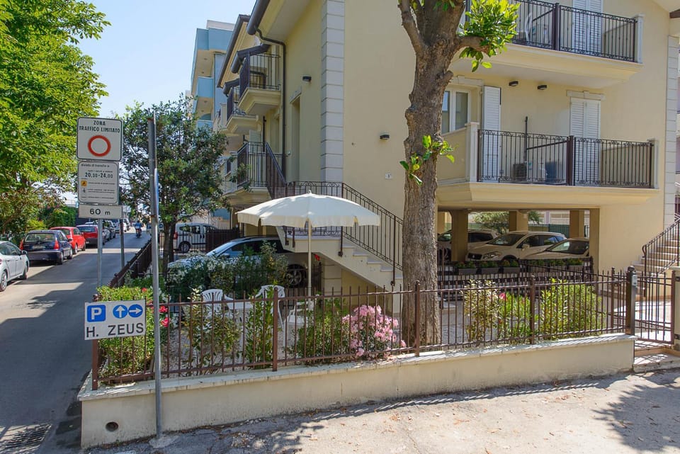 Property building, Balcony/Terrace, Garden view, Street view