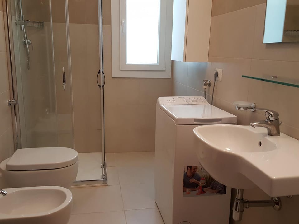 Shower, Toilet, Bathroom, bidet, towels