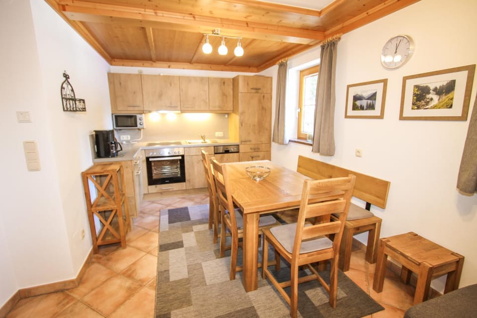 Kitchen or kitchenette, Seating area, stove