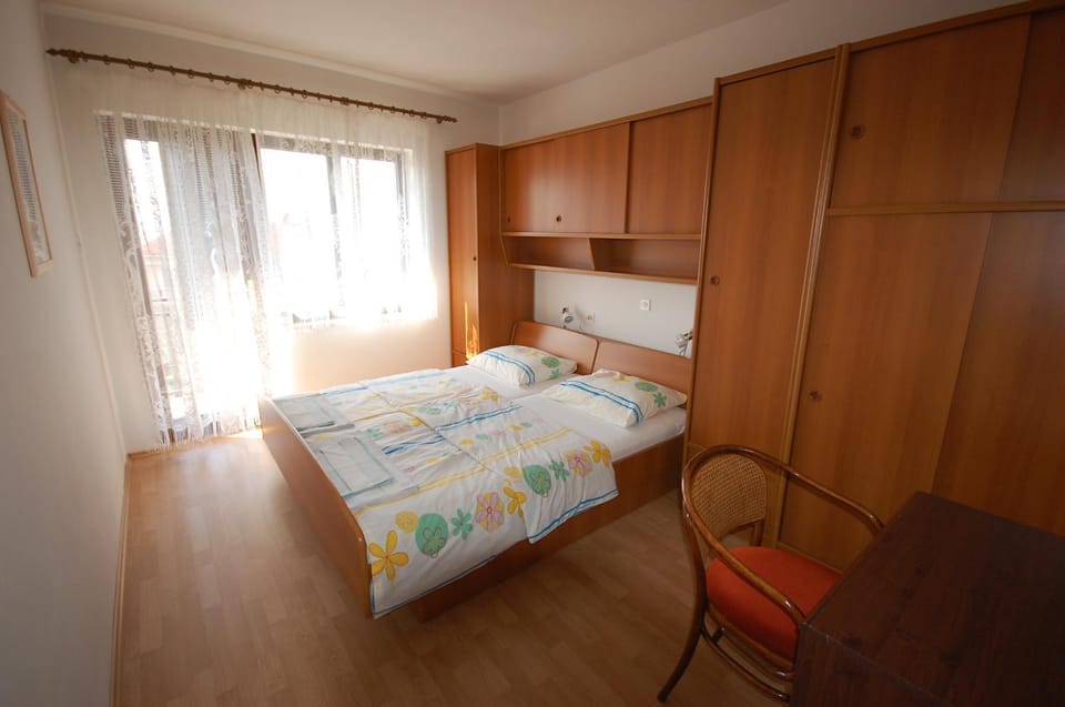 Bed, Seating area, Bedroom