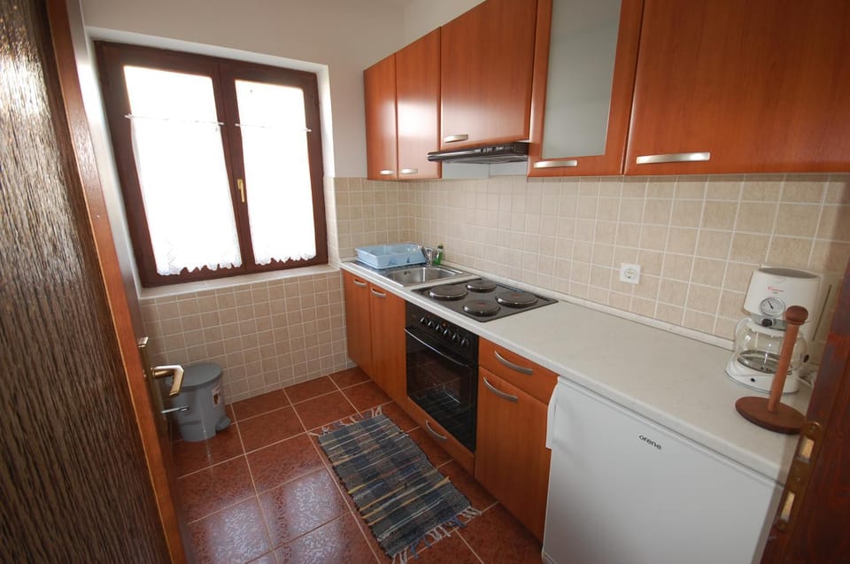 Kitchen or kitchenette, oven