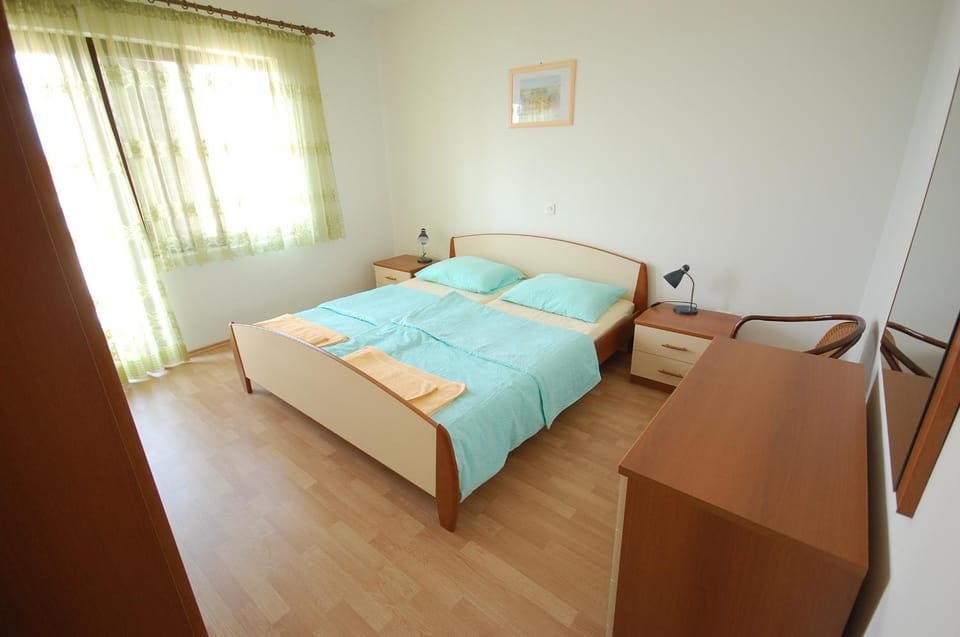 Bed, Seating area, Bedroom