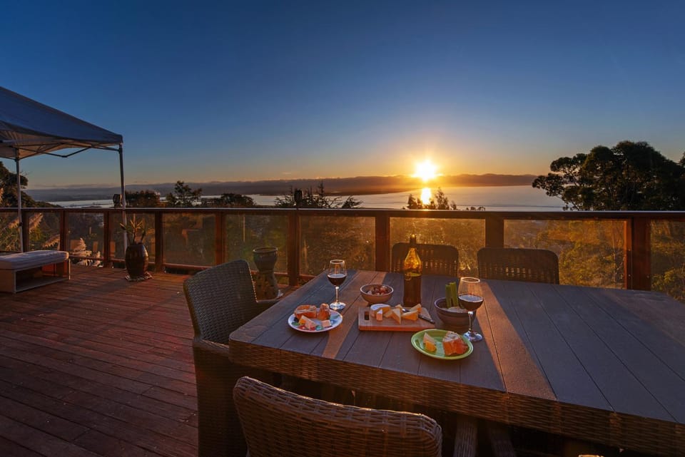 Hilltop Ocean Views - Outdoor Baths & Pool House in Nelson