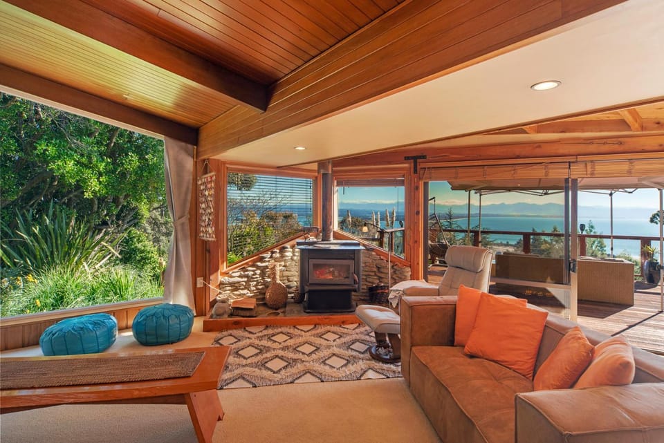 Hilltop Ocean Views - Outdoor Baths & Pool House in Nelson