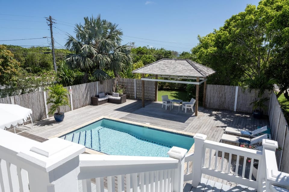 Buena Vista Estate - Historic Estate Private Pool, Golf Cart home House in Governors Harbour