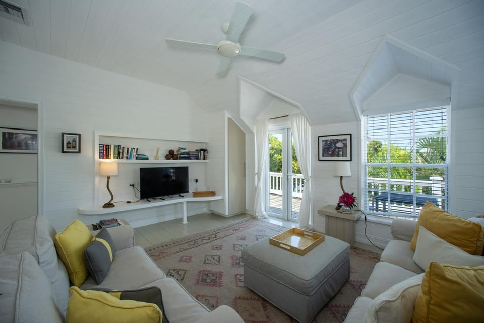 Peach House UP - Stylish and Sunny Top Floor Suite Walk to Town apts Apartment in Governors Harbour