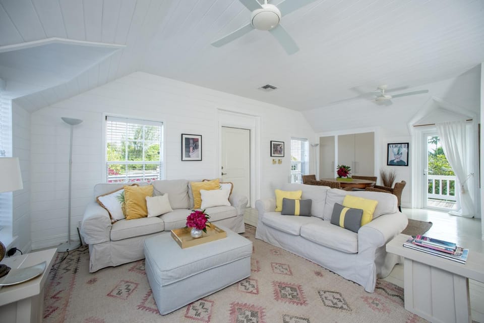 Peach House UP - Stylish and Sunny Top Floor Suite Walk to Town apts Apartment in Governors Harbour
