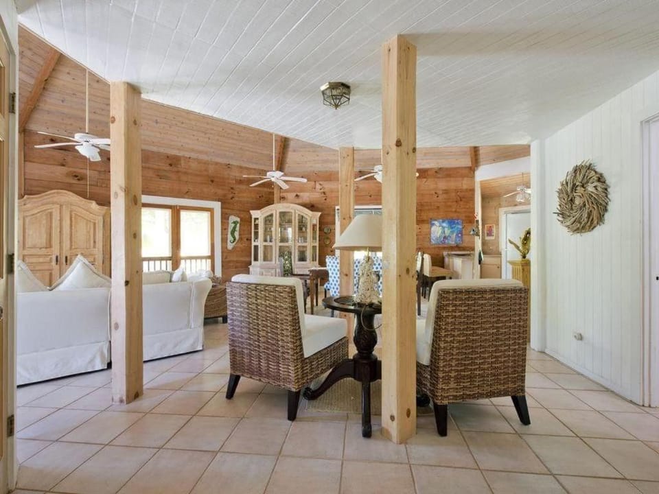 Shangri-La & Cottage · Tropical Beach Villa with Guest Cottage villa Villa in North Eleuthera