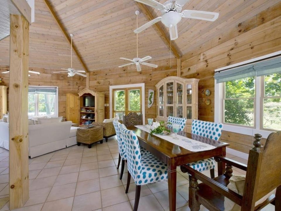Shangri-La & Cottage · Tropical Beach Villa with Guest Cottage villa Villa in North Eleuthera