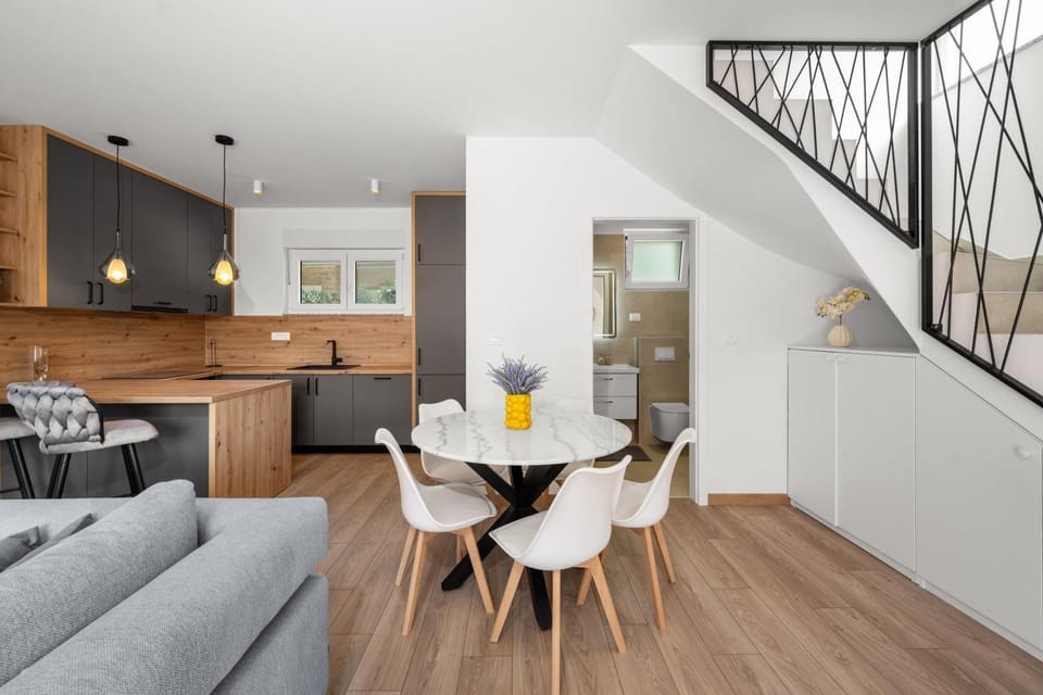 Kitchen or kitchenette, Dining area