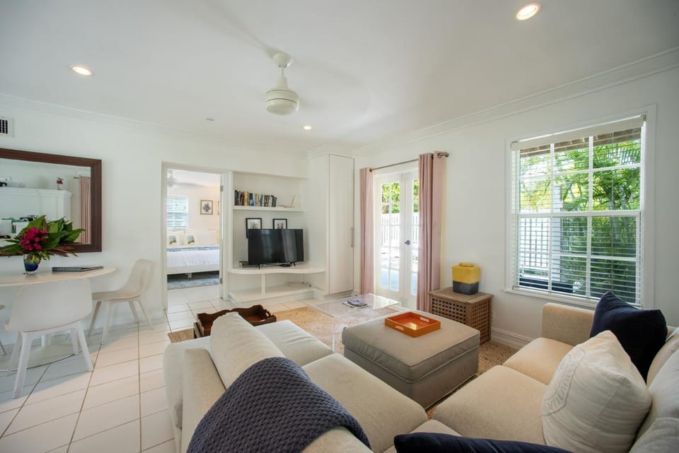 Peach House DOWN - Stylish Suite on Landscaped Grounds apts Apartment in Governors Harbour
