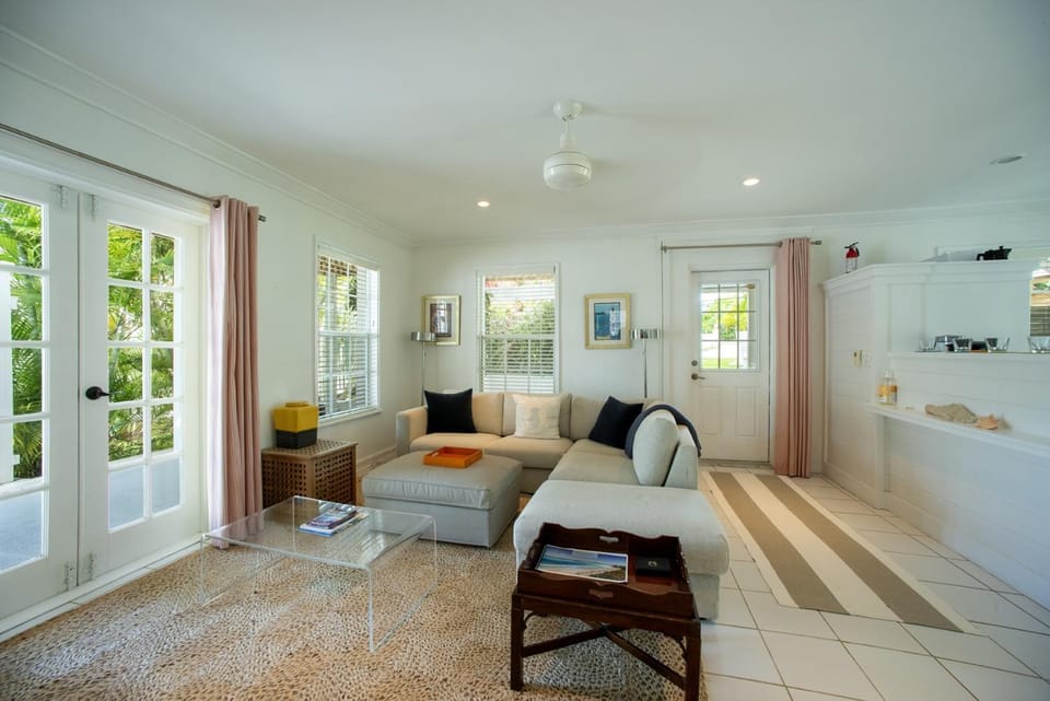 Peach House DOWN - Stylish Suite on Landscaped Grounds apts Apartment in Governors Harbour