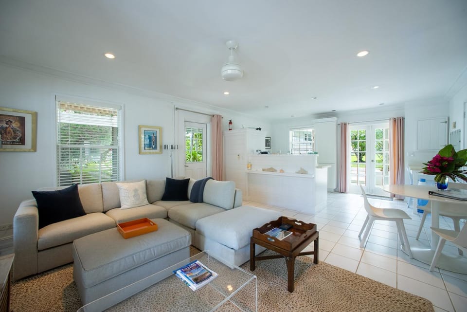 Peach House DOWN - Stylish Suite on Landscaped Grounds apts Apartment in Governors Harbour
