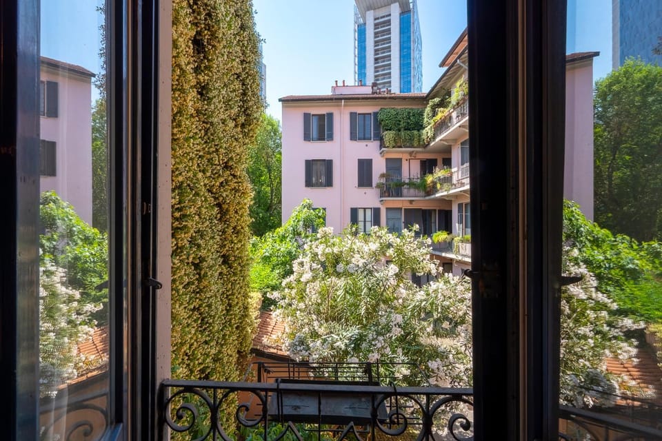 Property building, Spring, Day, Garden, Garden, View (from property/room), Balcony/Terrace, City view, Garden view