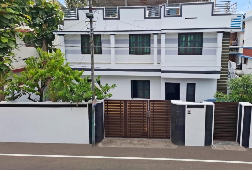 Cozy, Navas Home, Prime Location, Apartment in Thiruvananthapuram
