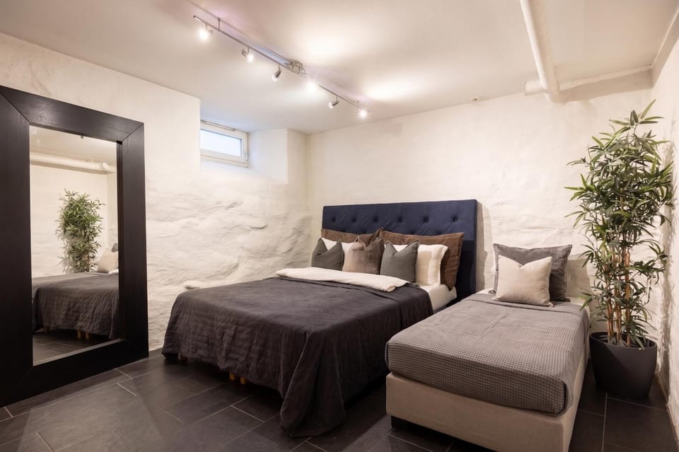 Large classical 4BR by the Royal Palace at Frogner Apartment in Oslo