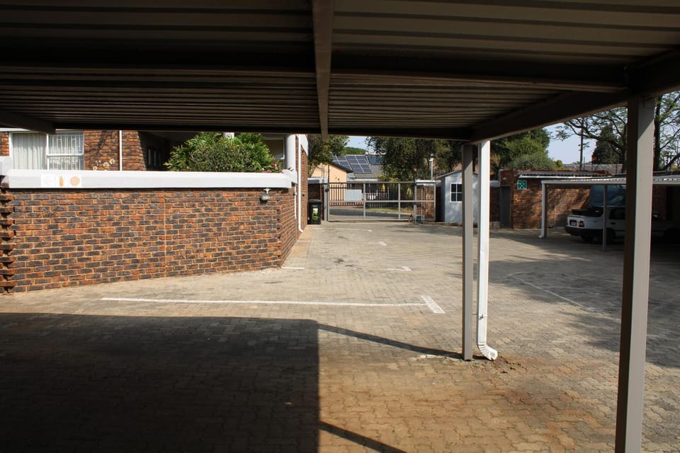 Private En-Suite Room with King XL Bed near OR Tambo Vacation rental in Gauteng