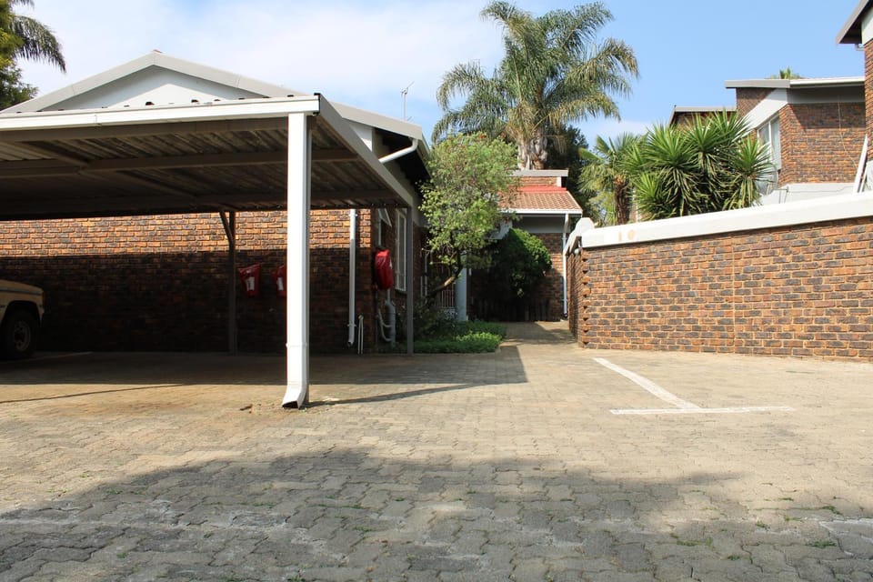 Private En-Suite Room with King XL Bed near OR Tambo Vacation rental in Gauteng