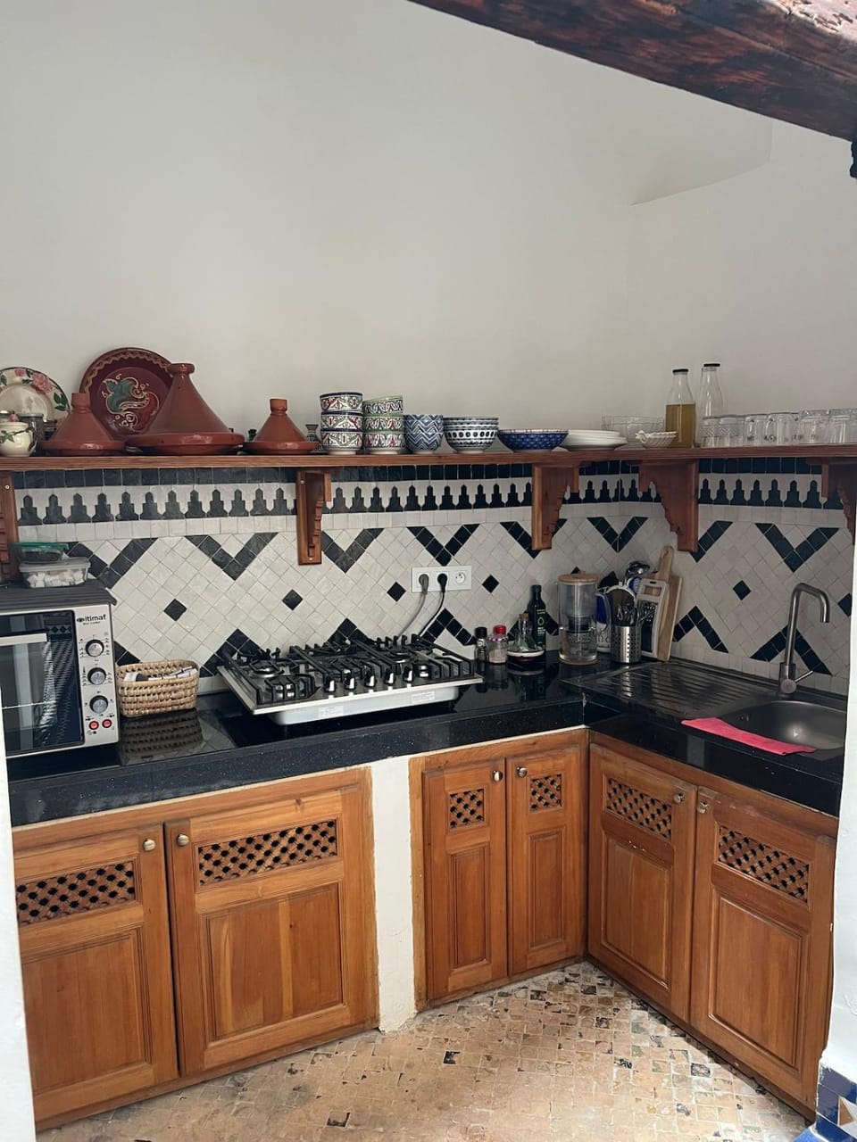 Coffee/tea facilities, Kitchen or kitchenette, stove