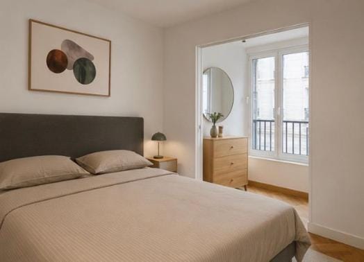 Champs Elysees - New Modern Air Conditioned Studio Apartment in Paris
