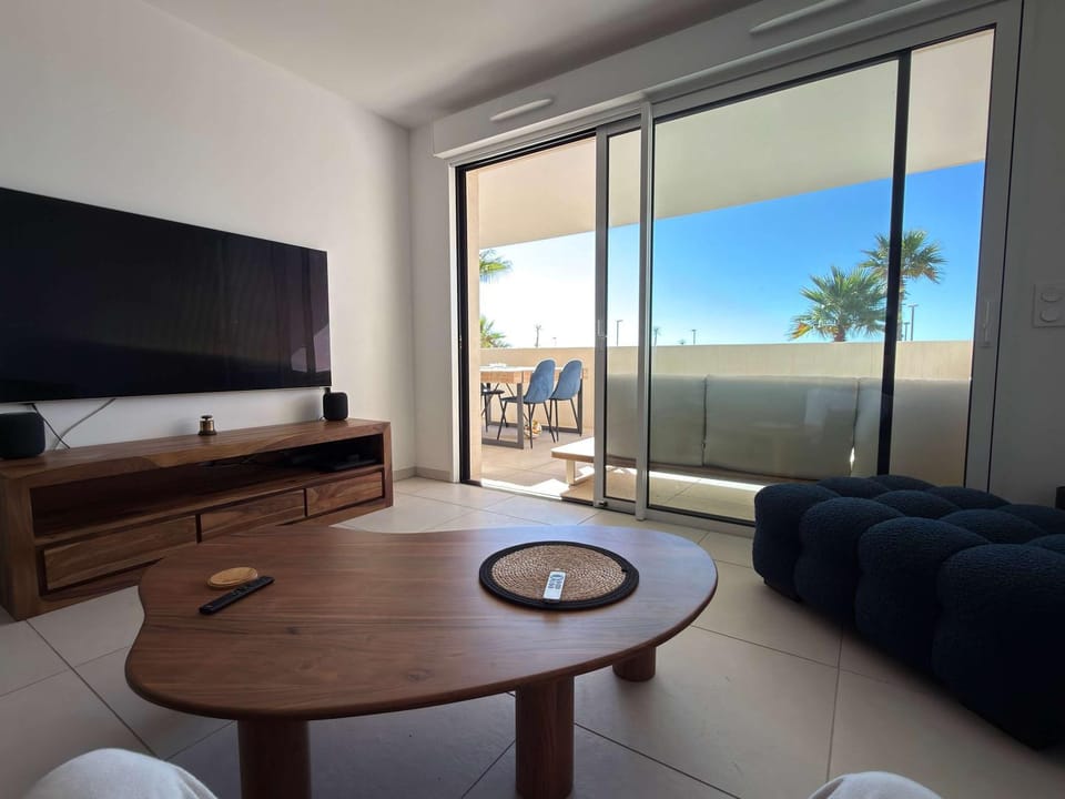 Superbe appartement en bord de mer avec jacuzzi et vue imprenable a Valras Plage Apartment in Occitanie