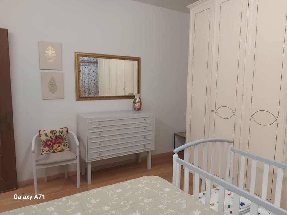Bedroom, cot