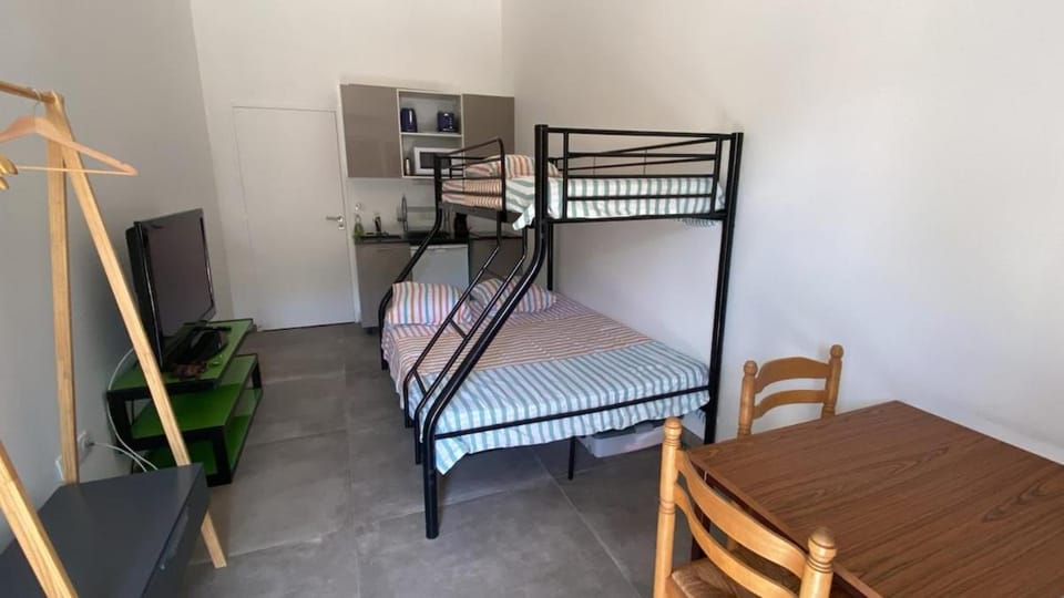 Bed, Photo of the whole room, bunk bed