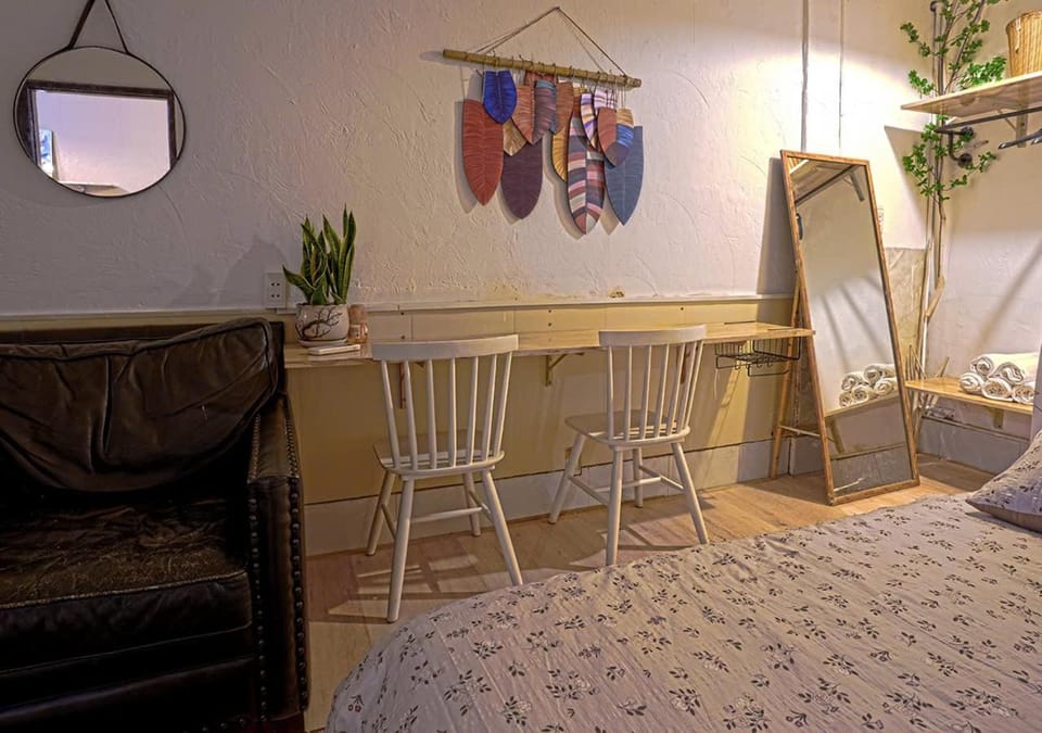 Bed, Seating area