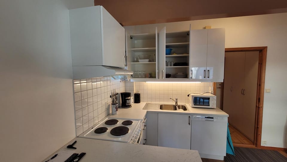 TV and multimedia, Coffee/tea facilities, Kitchen or kitchenette, Dining area, dishwasher, microwave, oven, stove, toaster