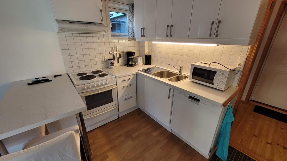 TV and multimedia, Coffee/tea facilities, Kitchen or kitchenette, Dining area, dishwasher, microwave, oven, stove, toaster