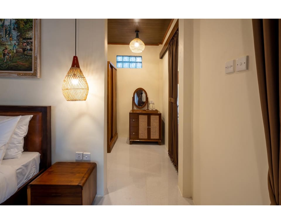 Bed, Photo of the whole room, Seating area, Bedroom