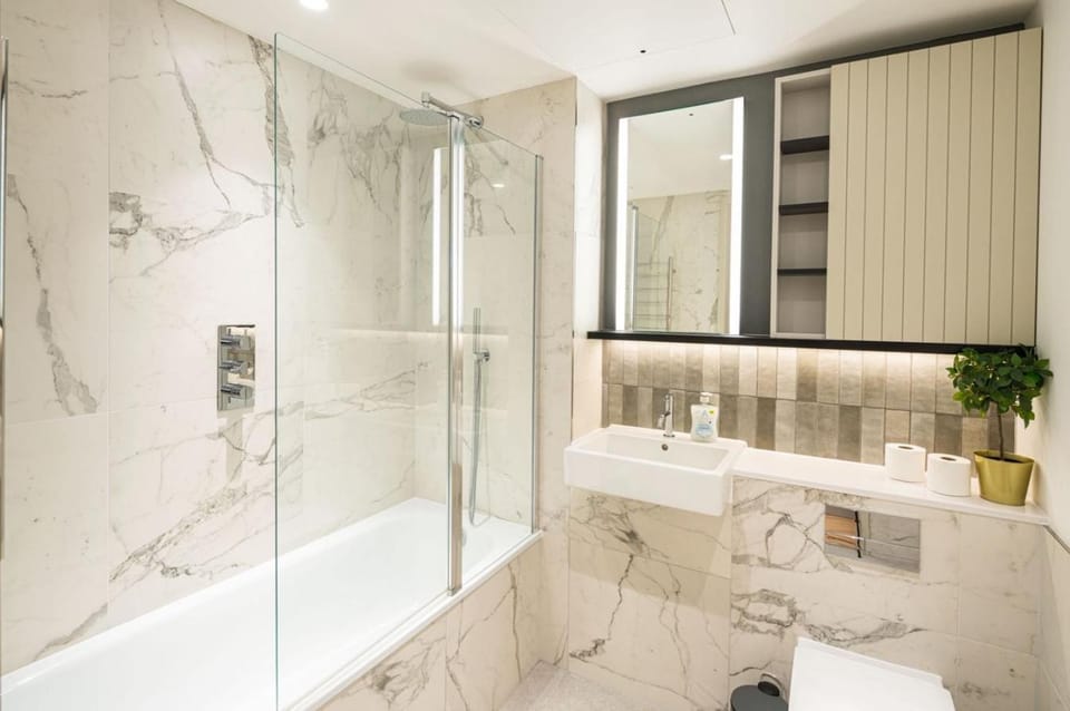 Cosy 2 Bedroom Kings Cross Apartment - Lift - Gym - AC Apartment in London Borough of Islington
