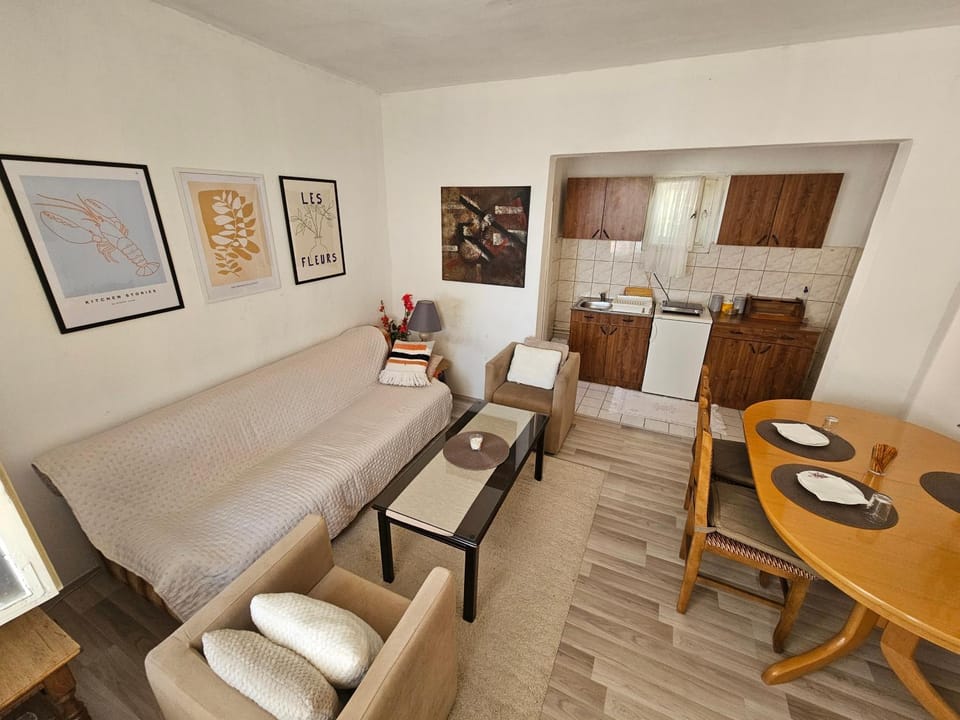 Living room, Dining area, kitchen