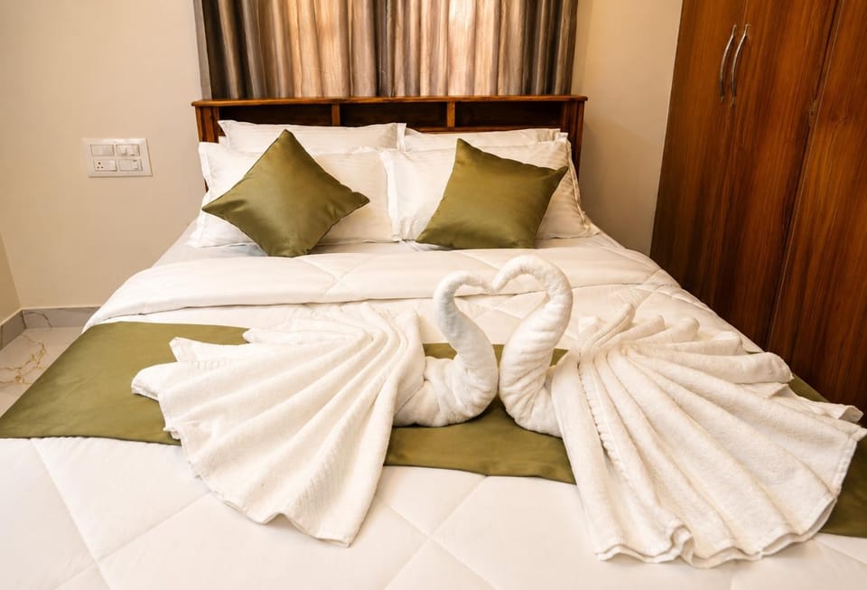 Bed, Photo of the whole room, Bedroom, towels