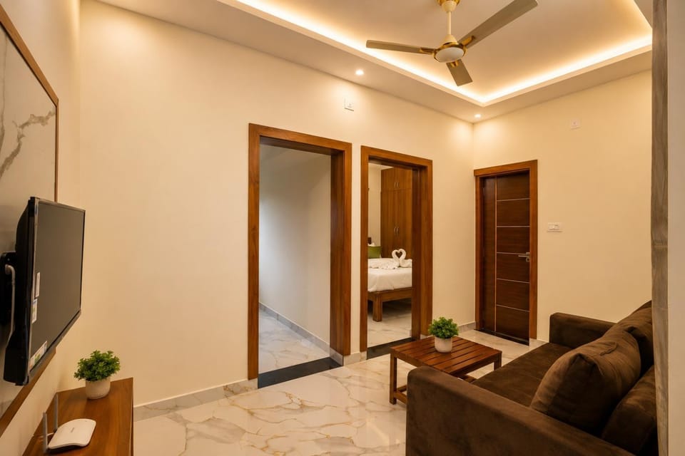 Bed, Living room, Photo of the whole room, Seating area, Evening entertainment, Bedroom