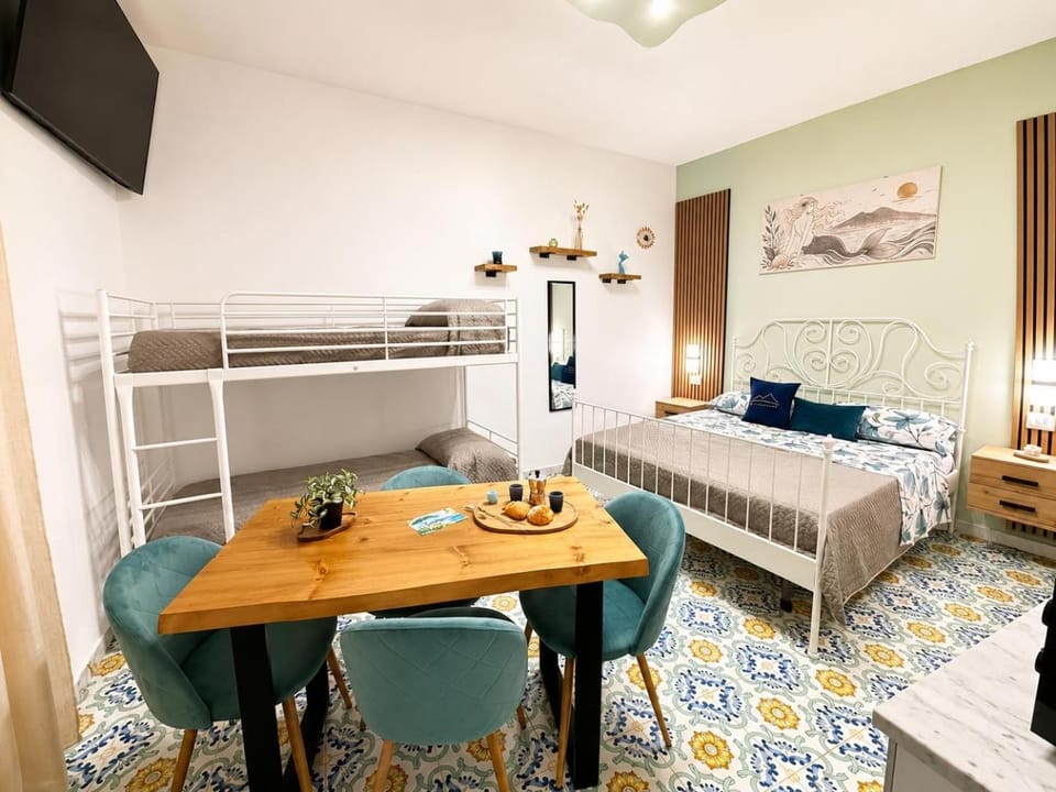 Bed, TV and multimedia, Photo of the whole room, Dining area, Bedroom