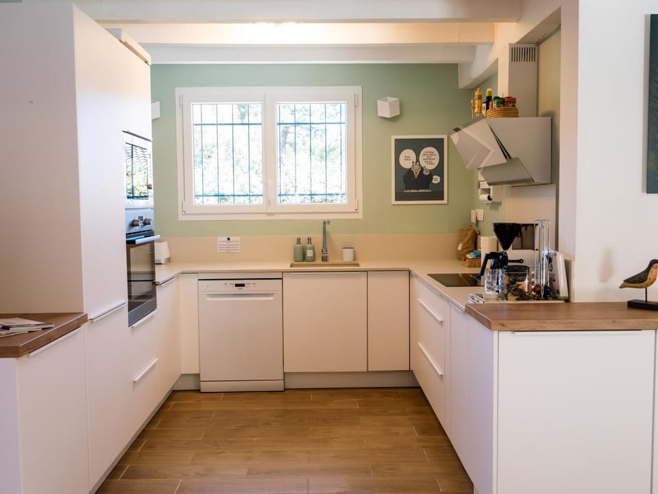 Coffee/tea facilities, Kitchen or kitchenette, dishwasher, oven, stove, toaster