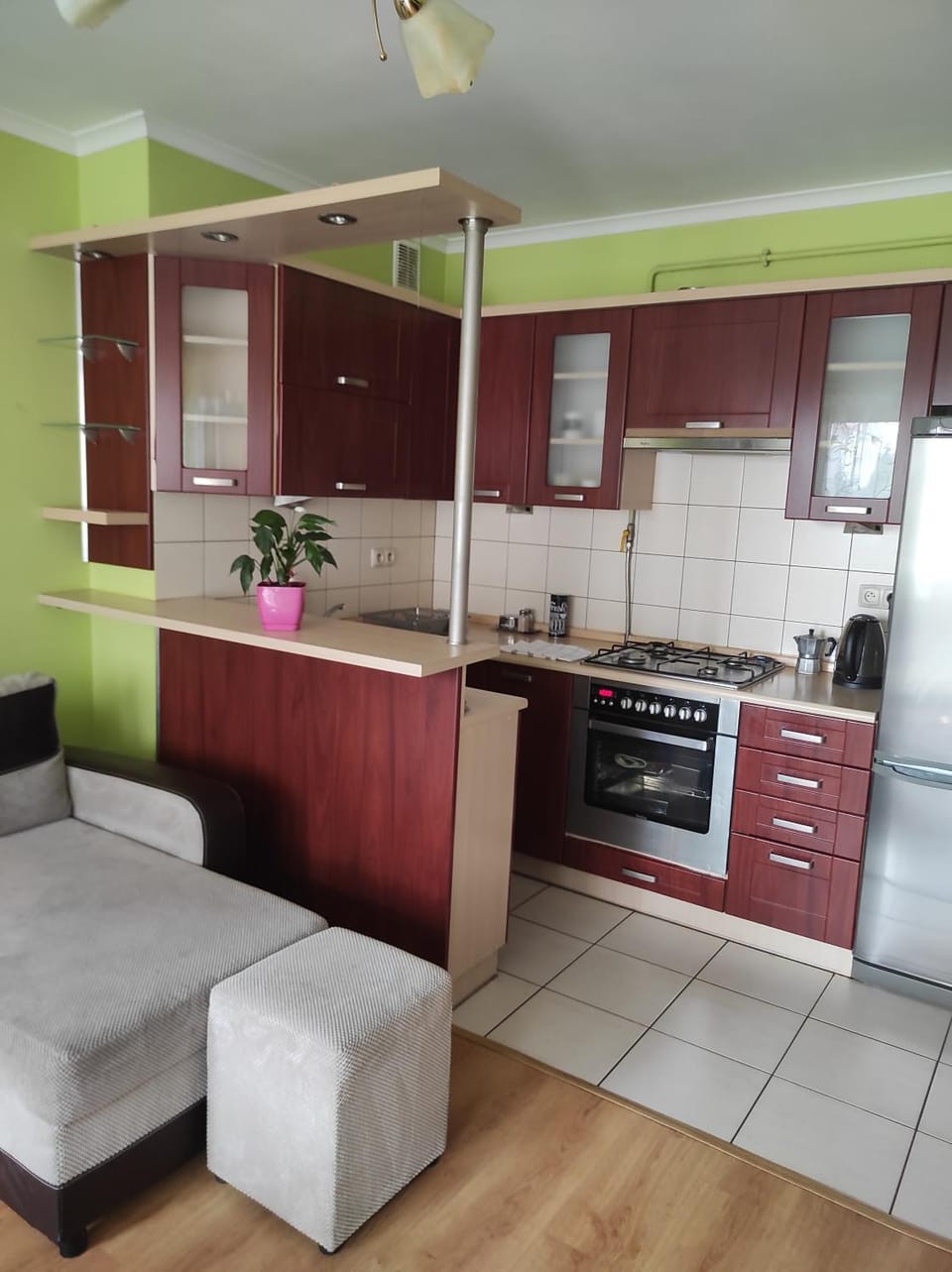 Kitchen or kitchenette, minibar, oven, stove