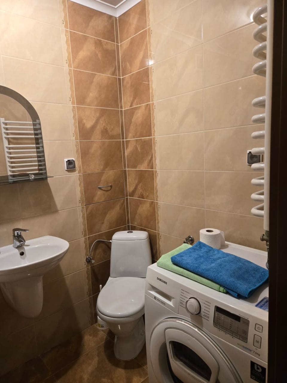 Toilet, Bathroom, towels, washing machine
