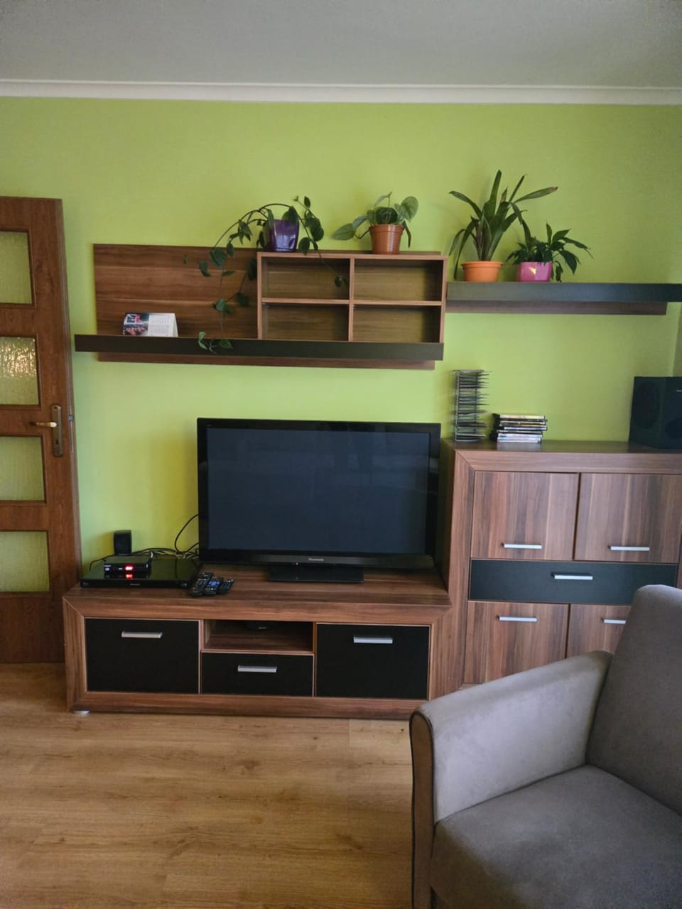 TV and multimedia, Living room, Seating area, Evening entertainment