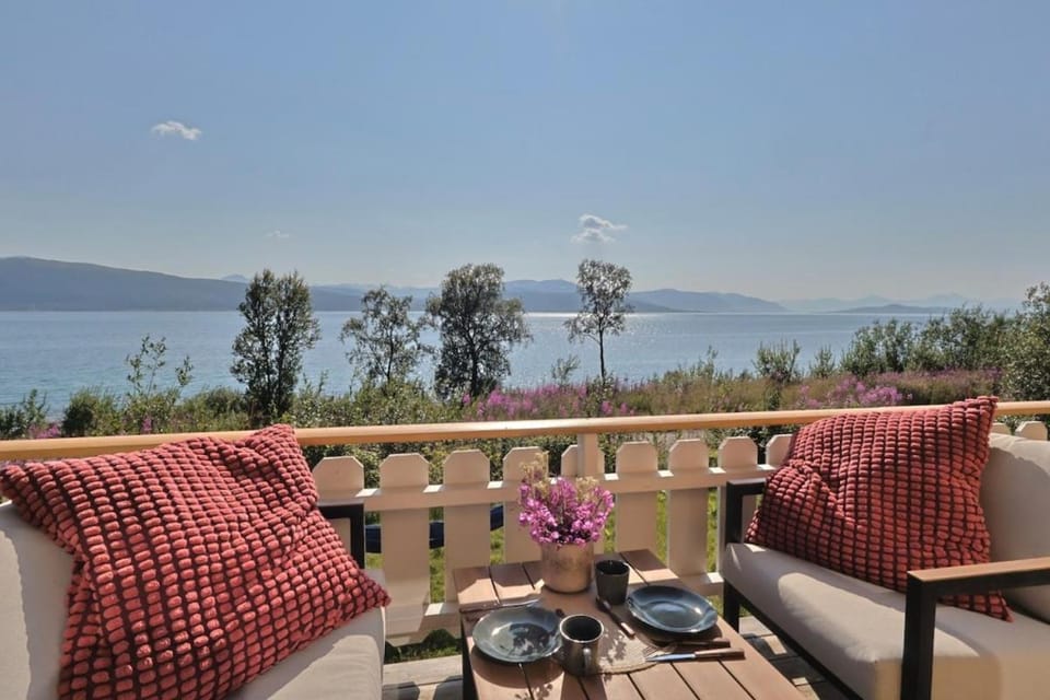 Natural landscape, Balcony/Terrace, Seating area, Sea view